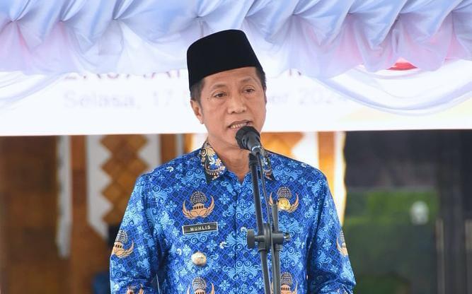 Pj Bupati Barut, Drs. Muhlis pimpin apel gabungan HUT Korpri ke-53 dan Hari Bhakti PUPR Ke-79. Foto: Humas Pemkab Barut