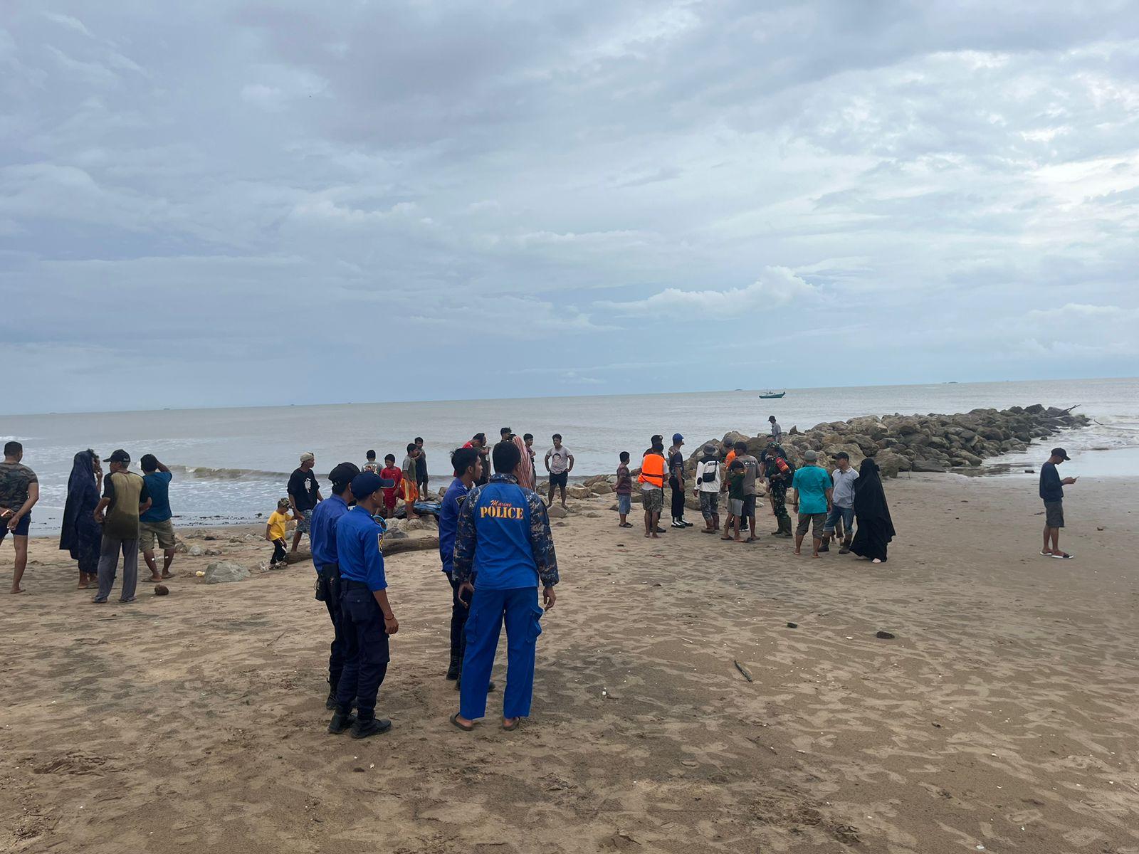 Tim SAR melakukan pencarian dua orang korban tenggelam. Foto: Istimewa