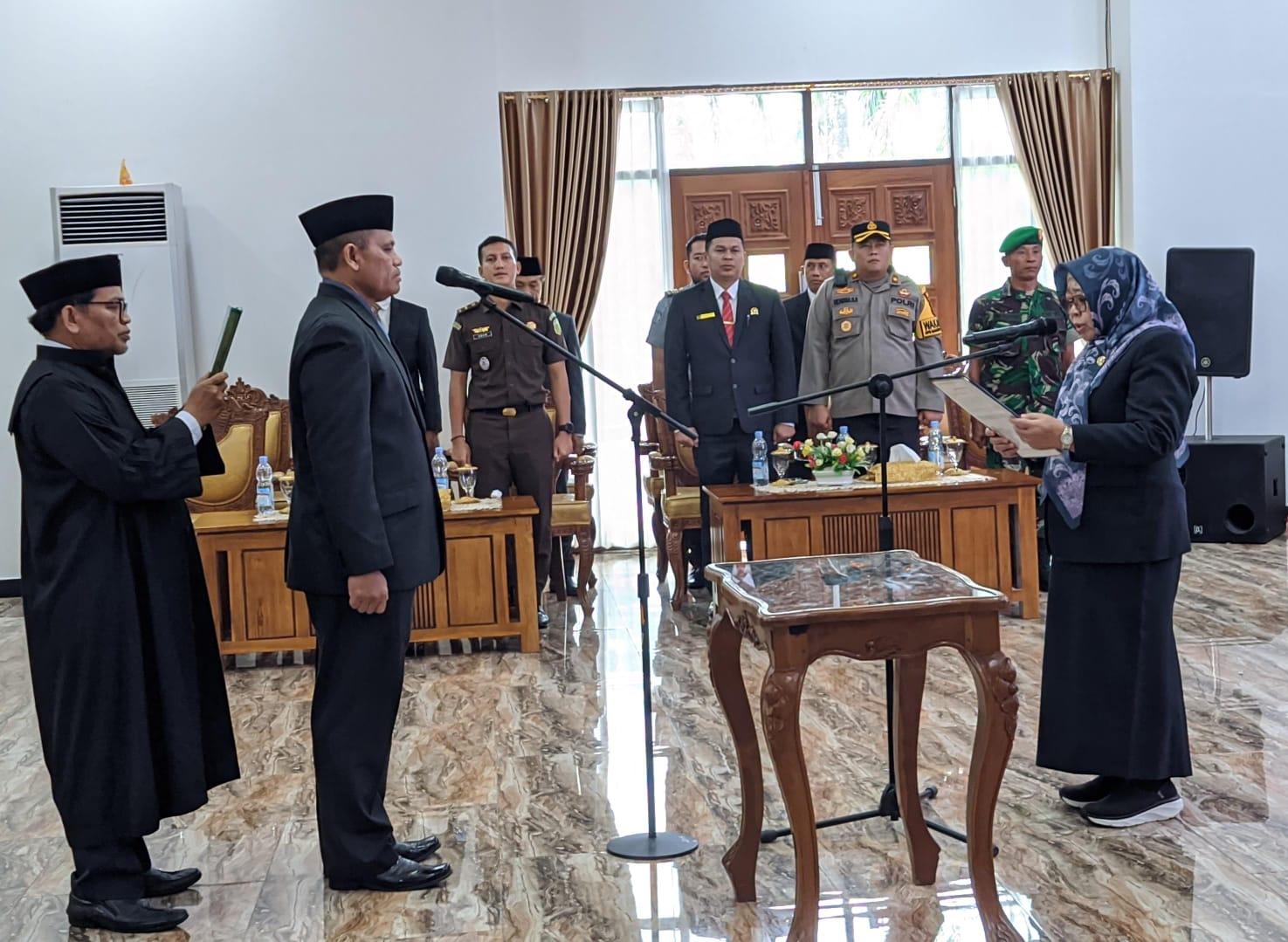 Pj Bupati Tabalong, Hj Hamida Munawarah melantik Nanang Mulkani sebagai Pj Sekda Tabalong. Foto: JM/lenterakalimantan.com
