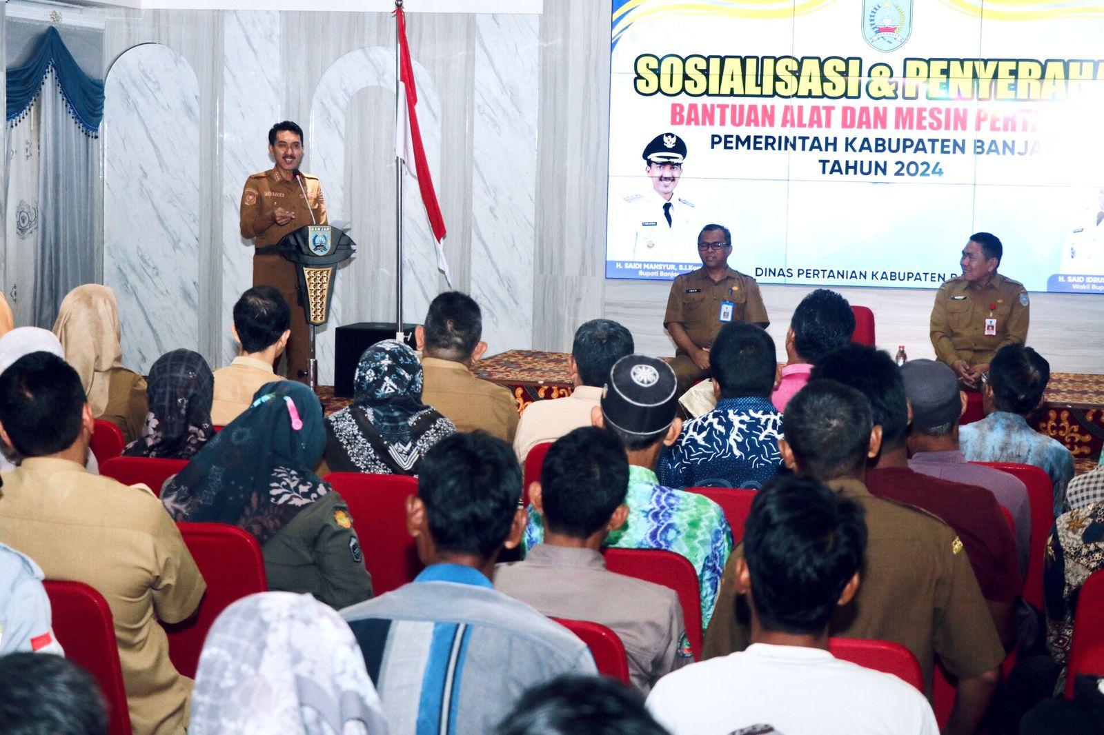 Bupati Banjar H Saidi Mansyur pada kegiatan sosialisasi dan penyerahan bantuan alat dan mesin pertanian, di Mahligai Sultan Adam Martapura, Selasa (24/12/2024) pagi. Foto: Pemkab Banjar