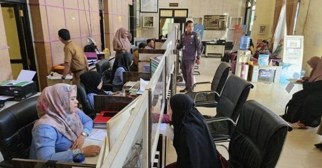Petugas Disdukcapil Balangan, terlihat antusias memberikan pelayanan bagi masyarakat yang memerlukan sejumlah dokumen kependudukan di Kantor Disdukcapil setempat. Foto: Disdukcapil Balangan