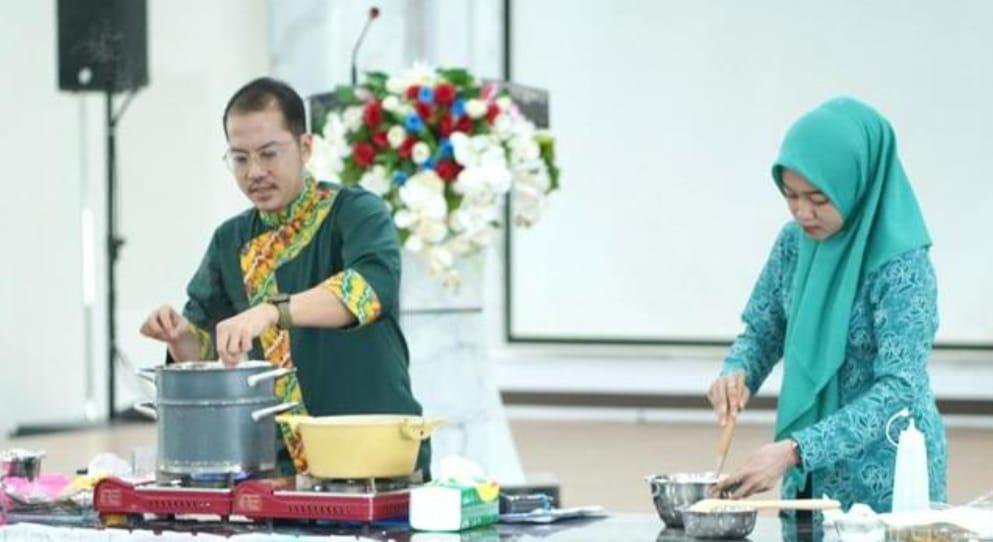DKP3 Balangan mengadakan kegiatan demo masak serba ikan yang dipandu oleh Chef Agus Sasirangan, di Mahligai Mayang Maurai, Paringin, Balangan. Foto: Windi/lenterakalimantan.com