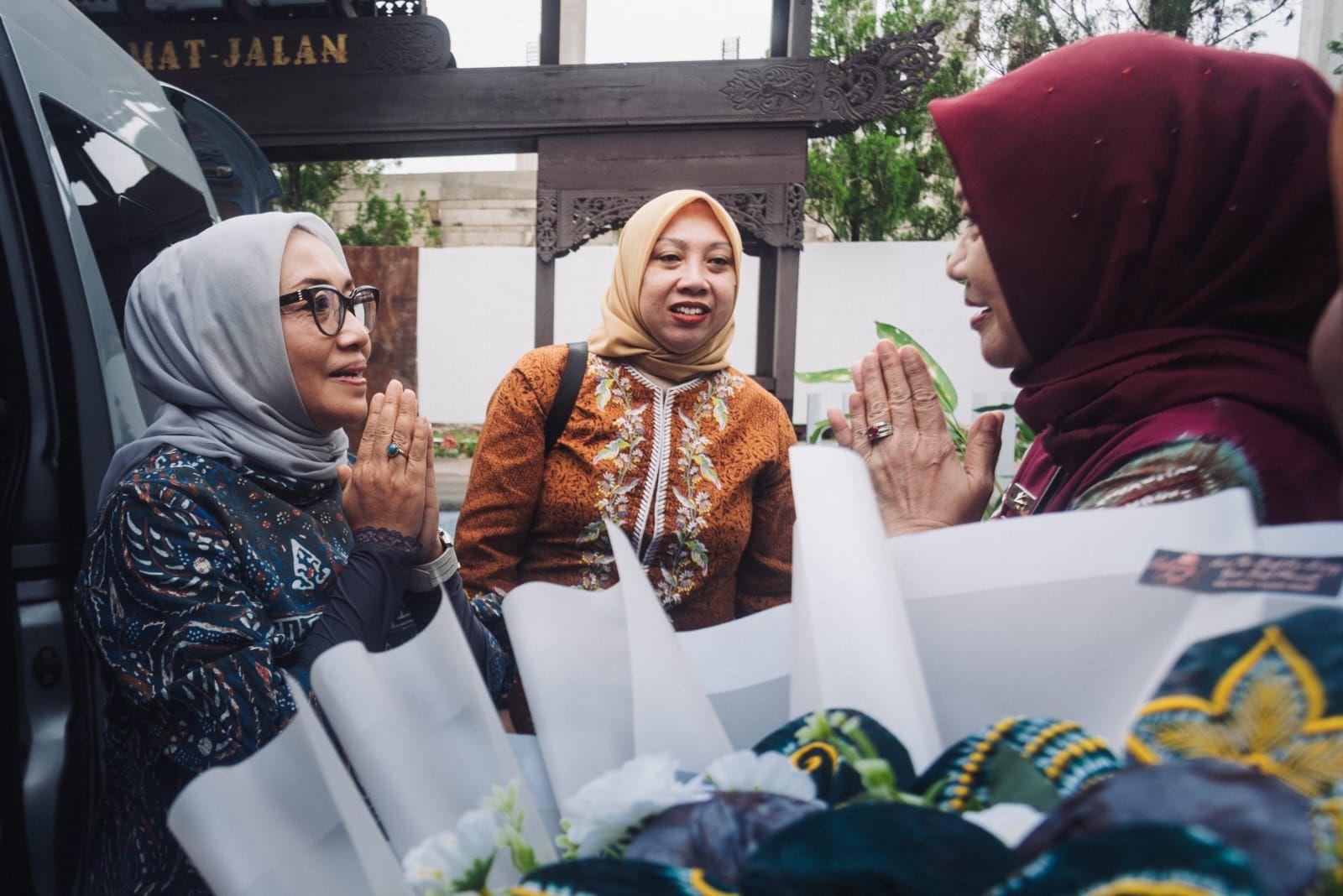 Plt Gubernur Kalimantan Selatan (Kalsel) H Muhidin melalui Staf Ahli Bidang Kemasyarakatan dan SDM, Husnul Khatimah menyambut kedatangan Menteri Pemberdayaan Perempuan dan Perlindungan Anak (PPPA) RI, Arifatul Choiri Fauzi beserta rombongan dalam rangka kunjungan kerja di Kalsel. Foto: Adpim Kalsel