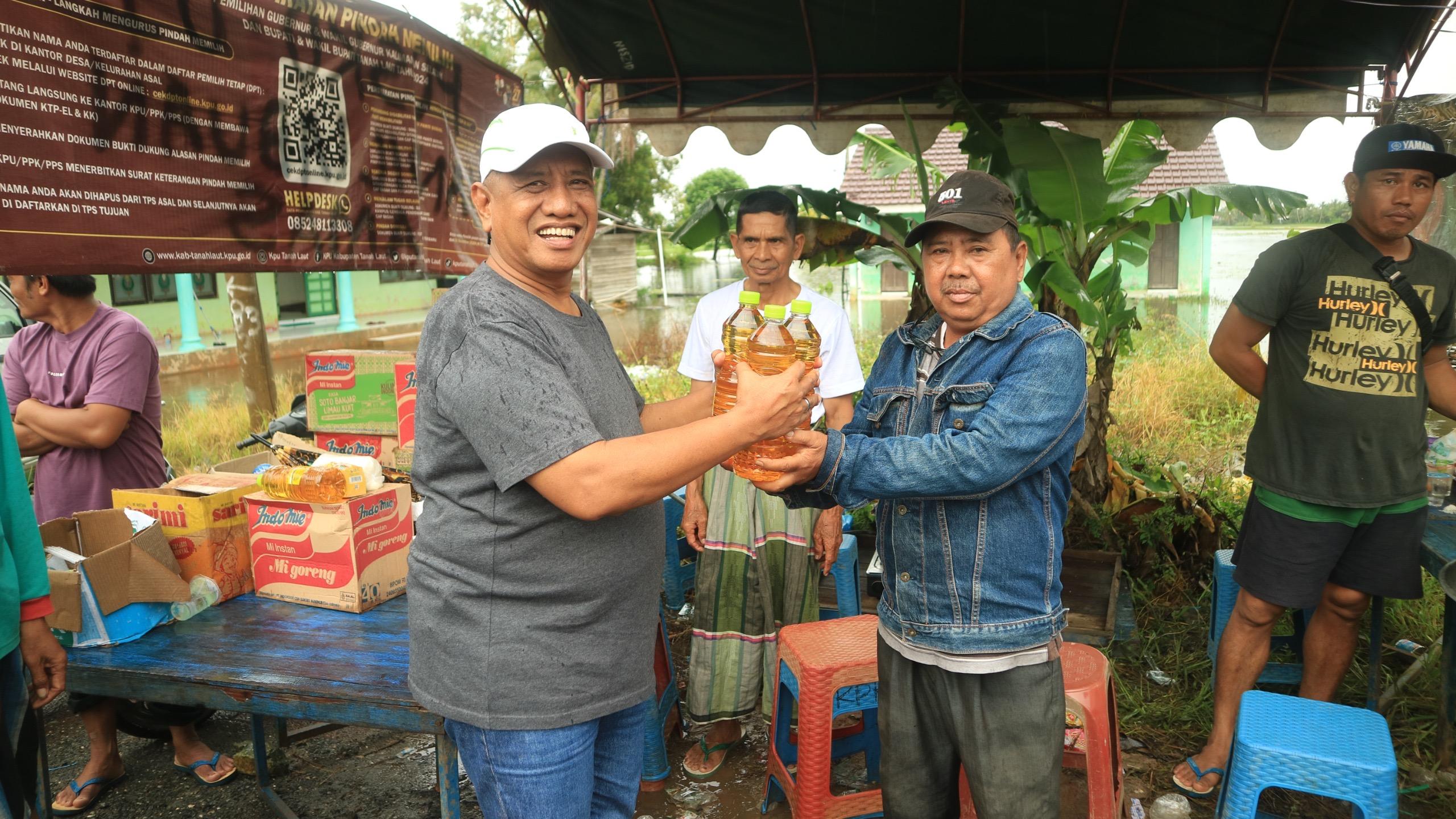 Wakil Bupati Tala terpilih, Haji Uli Saat Membagikan Bahan Pokok (Bapok) kepada warga terdampak Banjir di Kurau dan Bumi Makmur Tala. Foto : Asep/LK
