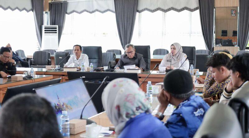 Komisi II Dewan Perwakilan Rakyat Daerah (DPRD) Provinsi Kalimantan Selatan (Kalsel) mengadakan audiensi dengan Dewan Pimpinan Cabang (DPC) dan Dewan Pimpinan Daerah (DPD) Himpunan Nelayan Seluruh Indonesia (HNSI), Rabu (15/1/2025). Foto: DPRD Kalsel