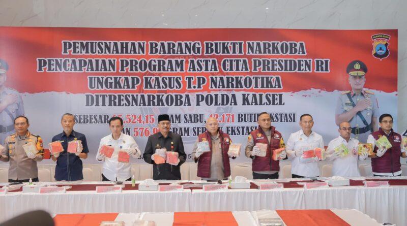 Ketua DPRD Kalsel, H Supian HK saat turut memusnahkan barang bukti narkoba. Foto: DPRD Kalsel