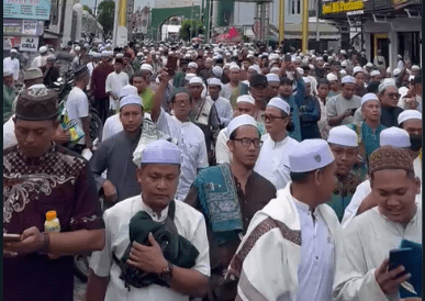 Lautan Jemaah banjiri Jalan Sekumpul untuk menghadiri Haul Abah Guru ke-20, Jum'at (3/1/2025). Foto: Herman Setiawan