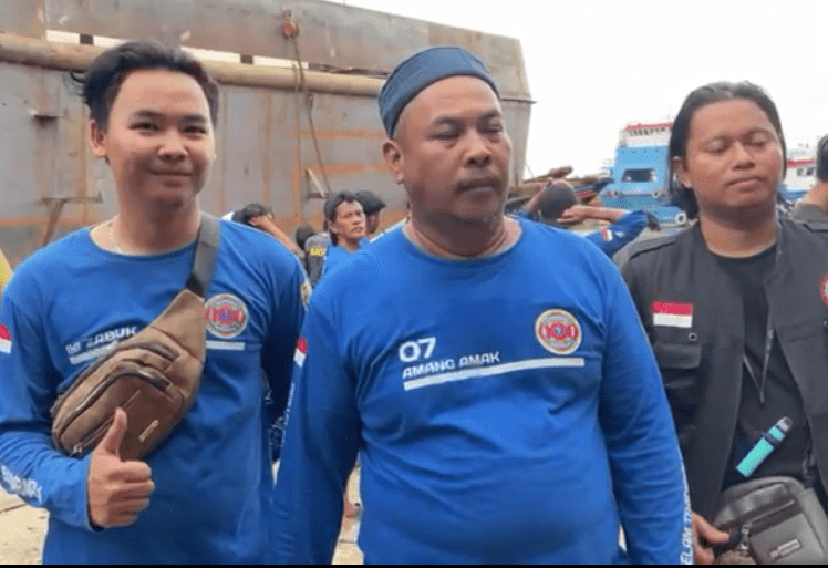 Tim Penyelam Tradisional Water Rescue Alalak Selatan Banjarmasin merespons perihal orang menceburkan diri di Jembatan Basit atau Jembatan Alalak dan tenggelam di sungai Barito, Selasa (14/1/2025). Foto: Tim SAR Gabungan