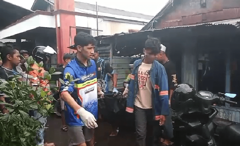 Relawan emergensi lakukan tahap evakuasi jenazah yang ditemukan membusuk didalam rumah, Jalan Teluk Tiram, Banjarmsin Selatan, Sabtu (18/1/2025). Foto: Relawan