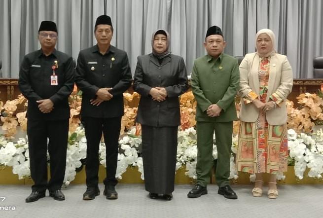 Foto bersama usai rapat paripurna, Senin (4/11/2024). Foto: Sekwan DPRD Barut