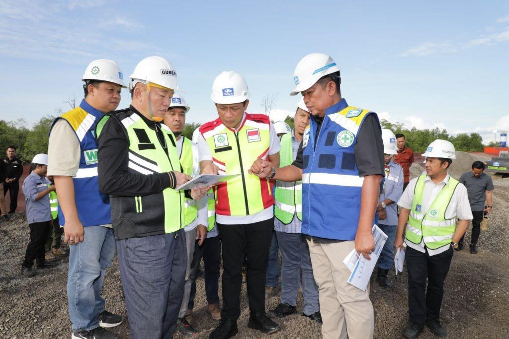 Gubernur Muhidin didampingi Menteri Lingkungan Hidup (LH) RI, Hanif Faisol Nurofiq melakukan peninjauan kawasan pembangunan proyek Jembatan Pulau Laut di Tanjung Serdang Desa Salino, Kecamatan Pulau Laut Tengah, Kotabaru pada Rabu (1/1/2025) pagi. Foto: Pemprov Kalsel