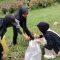 Sejumlah peserta aksi bersih-bersih Green Generation, saat memungut sampah di areal Taman Hijau Balangan, sebagian wujud kepedulian terhadap lingkungan. Foto: MC Balangan