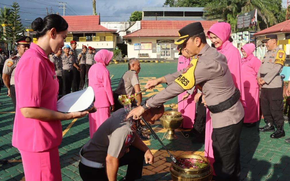 Kapolres Balangan, AKBP Riza Muttaqin saat memandikan salah seorang personel yang naik pangkat di Halaman Mapolres setempat. Foto: Humas Polres Balangan
