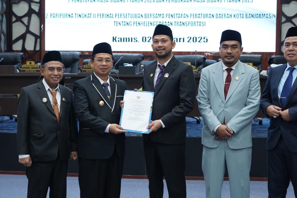 Pemerintah Kota (Pemko) bersama DPRD Banjarmasin resmi mengesahkan Peraturan Daerah (Perda) tentang Penyelenggaraan Transportasi, bertempat di Ruang Rapat Paripurna Dewan setempat, Kamis (2/1/2025). Foto: Pemko Banjarmasin