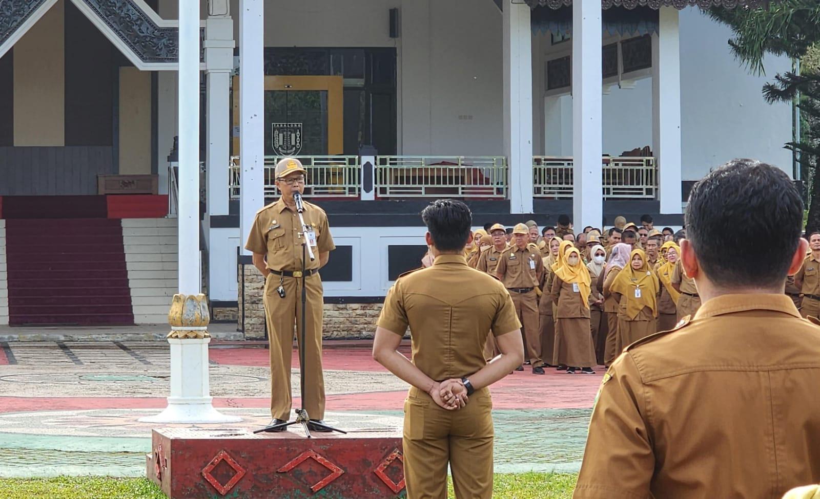 Kepala Dinas Sosial Kabupaten Tabalong, H Rusmadi memimpin apel gabungan. Foto: JM/lenterakalimantan.com