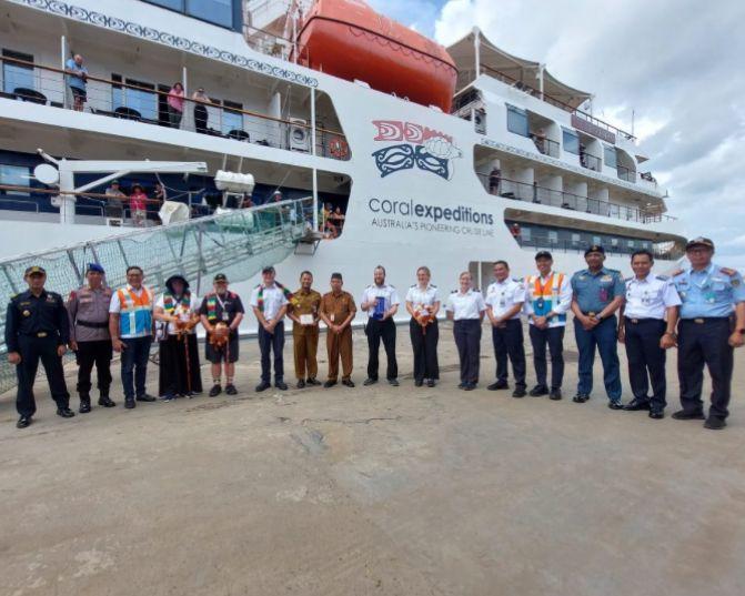 Kepala Dinas Pariwisata Kalsel, Muhammad Syarifuddin menyambut kedatangan Kapal Pesiar Coral Geographer berbendera negara Australia di terminal kedatangan Pelabuhan Trisakti Banjarmasin, Senin (6/1/2025). Foto: Pemprov Kalsel