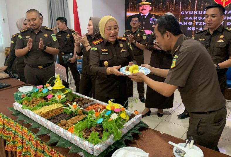 Kajari Banjarmasin DR Indah Laila SH MH saat melakukan pemotongan nasi tumpeng. Foto" Kejari Banjarmasin