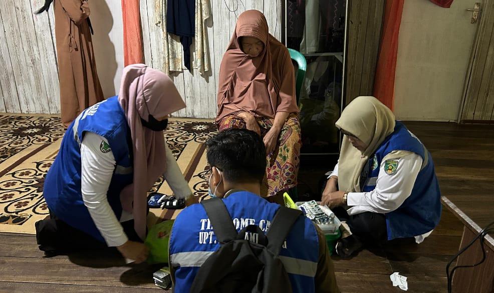 Sejumlah tenaga medis Kabupaten Balangan saat memberikan layanan kesehatan bagi warga melalui Program Home Care Pemkab Balangan ke rumah-rumah. Foto: Diskominfosan Balangan