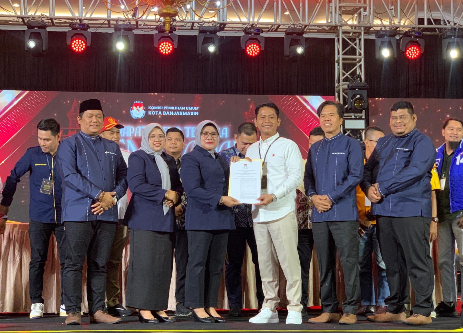 KPU Kota Banjarmasin resmi menetapkan pasangan calon (paslon) walikota dan wakil walikota nomor urut 02 HM Yamin-Hj Ananda sebagai pemenang pada Pemilihan Walikota Banjarmasin pada Pilkada serentak 2024 lalu, Kamis (9/1/2025). Foto: Ikhsan/lenterakalimantan.com