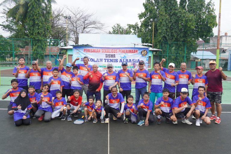 Pengurus Persatuan Lawn Tenis Indonesia (Pelti) Banjar dirikan Sekolah Tenis Albasia untuk anak usia dini dan pemula, di lapangan tenis Jalan Albasia Martapura, Minggu (12/1/2025) pagi. Foto: Pemkab Banjar