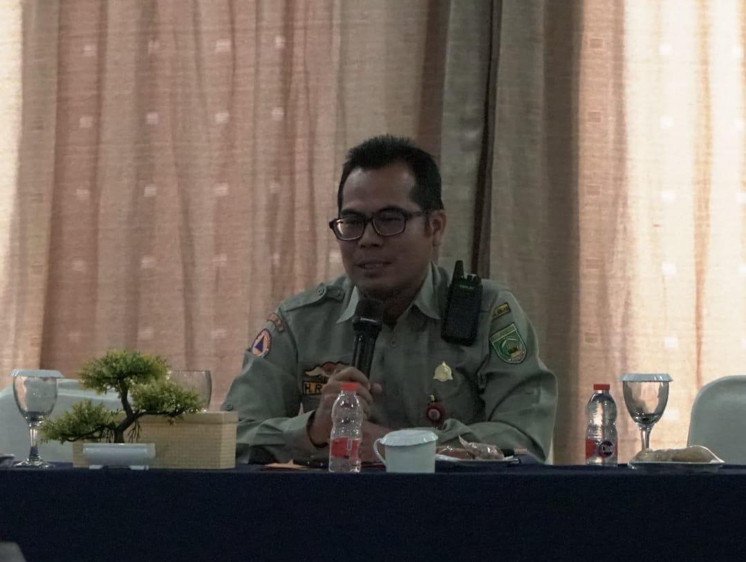 Kalak BPBD Balangan, Rahmi, bersama jajaran saat melakukan evaluasi dalam memperkuat program kerja terhadap pengurangan Risiko Bencana di 2025. Foto: Windi/lenterakalimantan.com