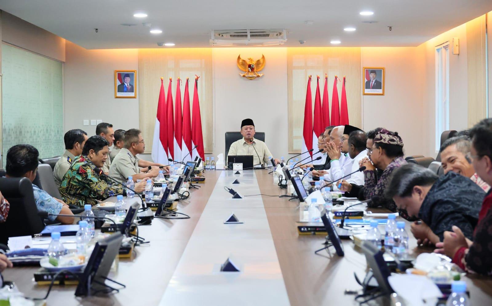 Menteri Agraria dan Tata Ruang/Kepala Badan Pertanahan Nasional (ATR/BPN), Nusron Wahid melakukan Rapat Koordinasi (Rakor) dengan sejumlah perwakilan dari organisasi lintas agama, Senin (13/1/2025). Foto: Humas Kementerian ATR/BPN