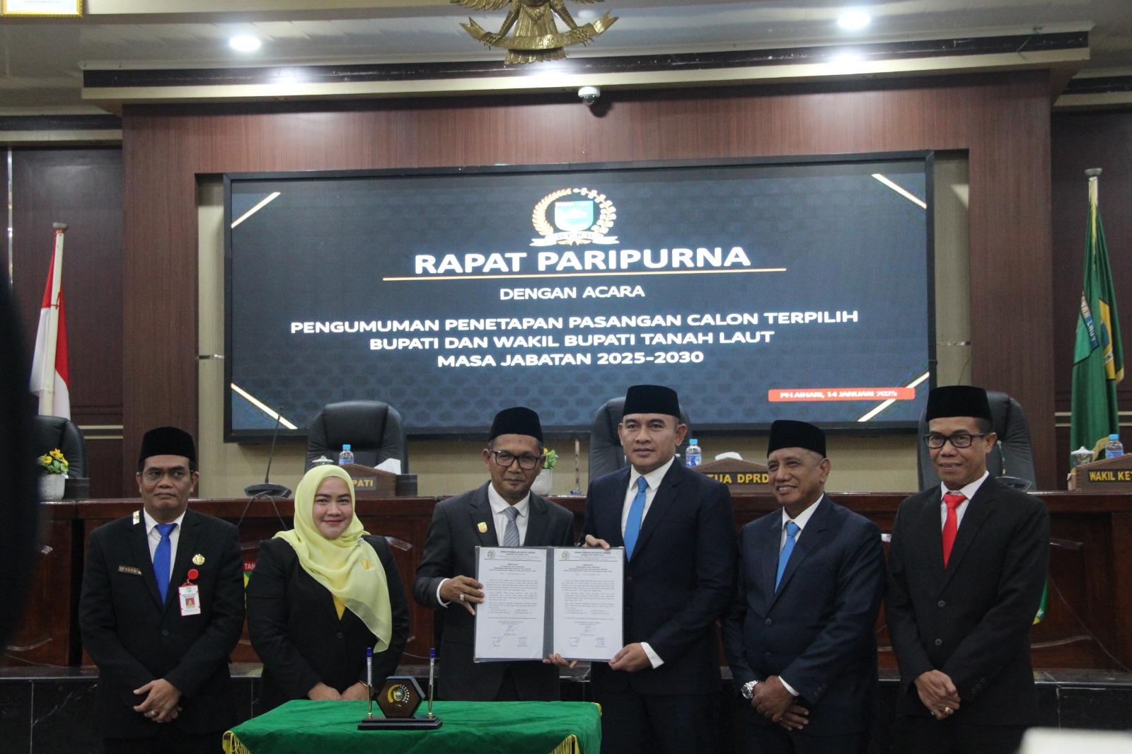 Penandatangan berita acara rapat paripurna istimewa pengumuman penetapan pasangan bupati dan wakil bupati Tanah Laut terpilih periode 2025-2030. Foto: Asep/lenterakalimantan.com