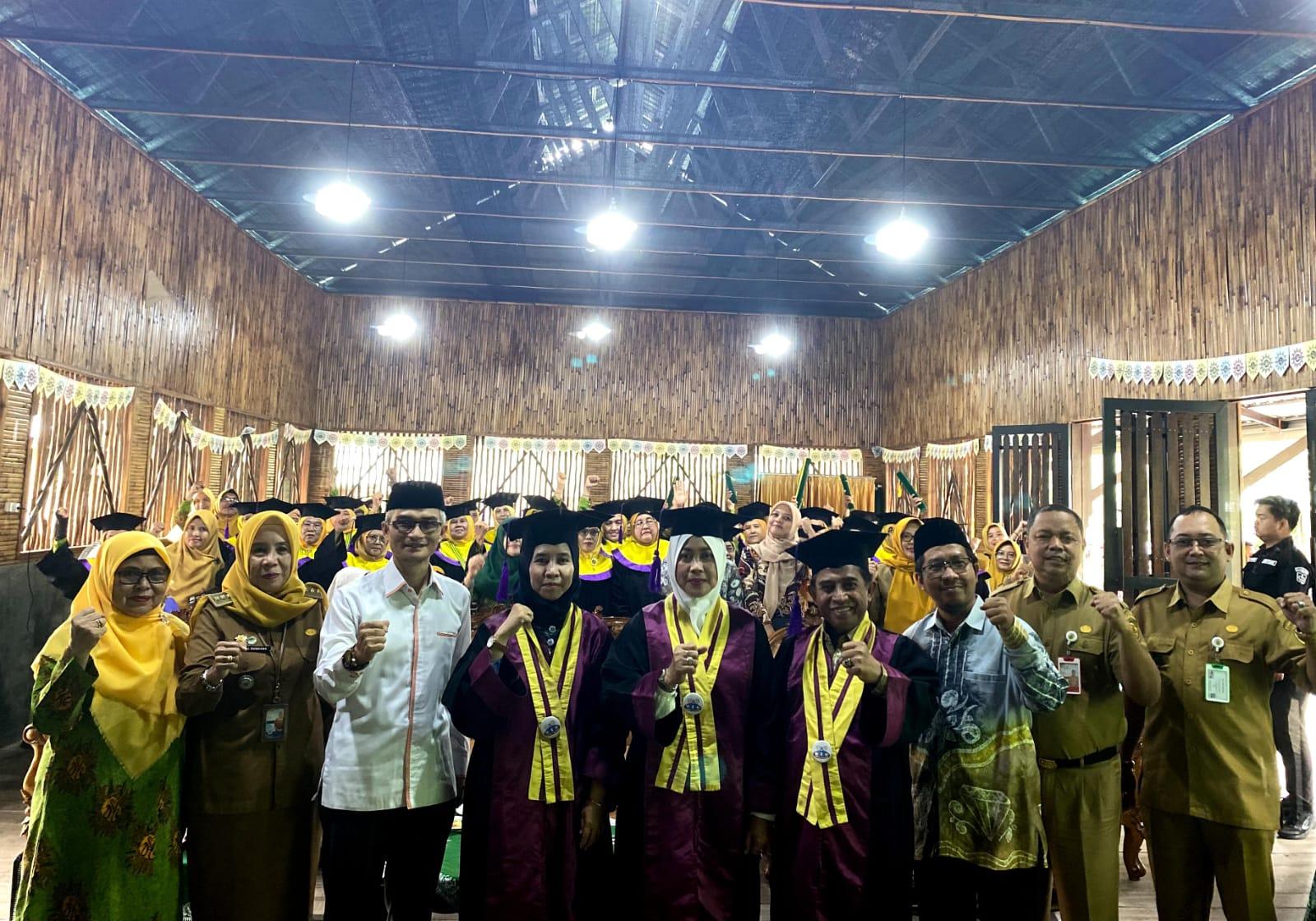 Wakil Walikota Banjarmasin, H. Arifin Noor wisuda 40 lansia tangguh di sekolah Aisyiyah Husnul Khotimah, Banua Anyar, Selasa (14/1/2025). Foto: Pemko Banjarmasin