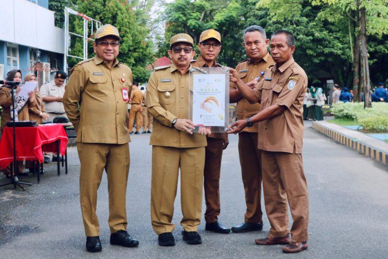 Usai apel Wabup Banjar Habib Idrus didampinginya Sekda HM Hilman dan Kepala Dinas Ketahanan Pangan dan Perikanan (DKPP) Sipliansyah Hartani menyerahkan sertifikat hak tanah bagi nelayan untuk Kecamatan Aluh-Aluh sebanyak 20 buah, diwakili Sugiarto dan H Suriansyah dari Desa Aluh-Aluh Besar. Foto: Pemkab Banjar