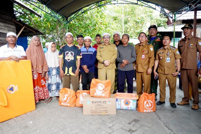 Korban terdampak musibah kebakaran di Desa Astambul Seberang, Kecamatan Astambul, mendapat perhatian dari Pemerintah Kabupaten Banjar, Senin (13/1/2025) siang. Foto: Pemkab Banjar