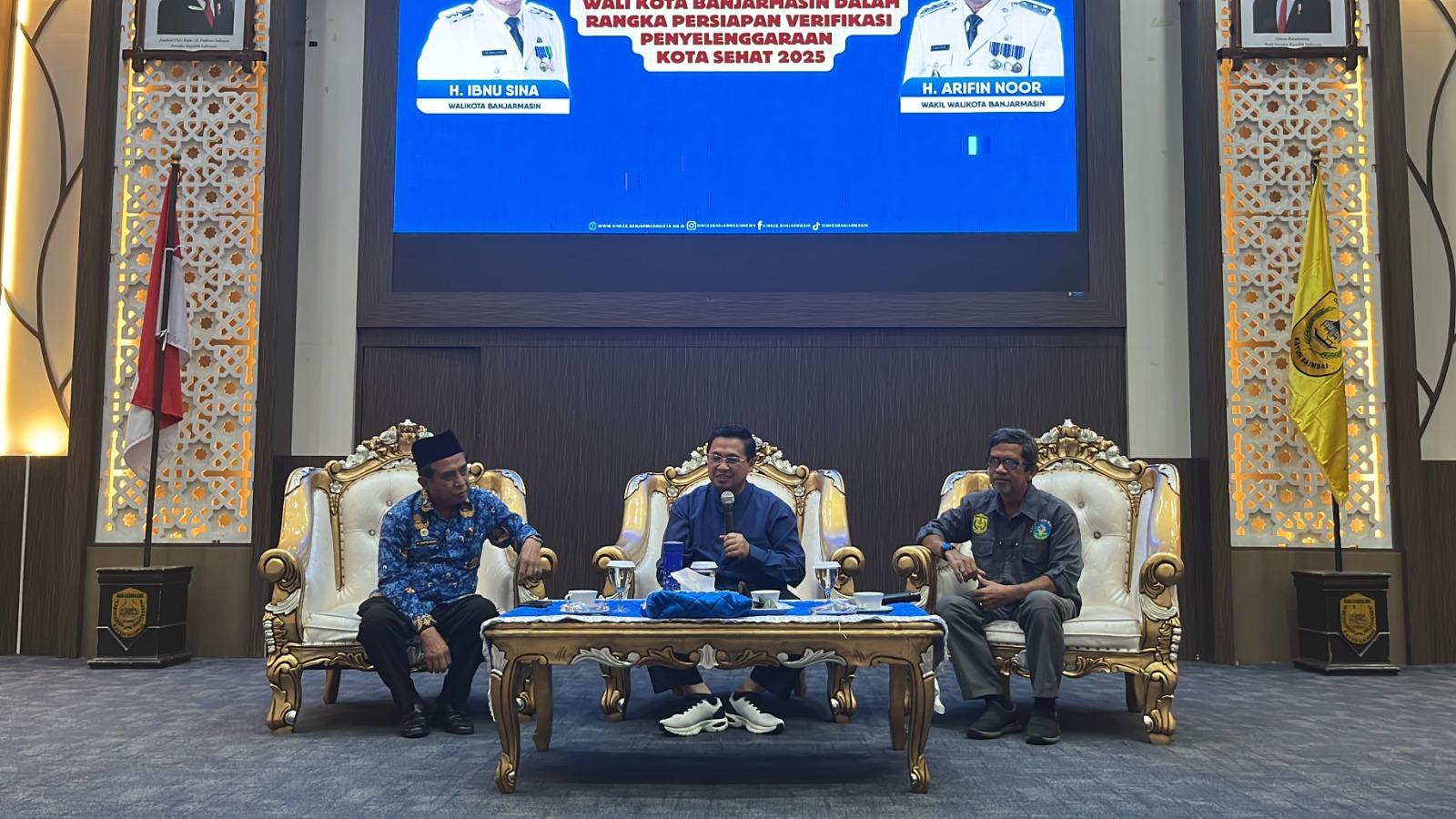 Walikota Banjarmasin, H. Ibnu Sina didampingi Wakil Walikota, H. Arifin Noor berikan arahan kepada seluruh lintas SKPD dalam Forum Kota Sehat 2025 di aula Kayuh Baimbai. Foto: Pemko Banjarmasin