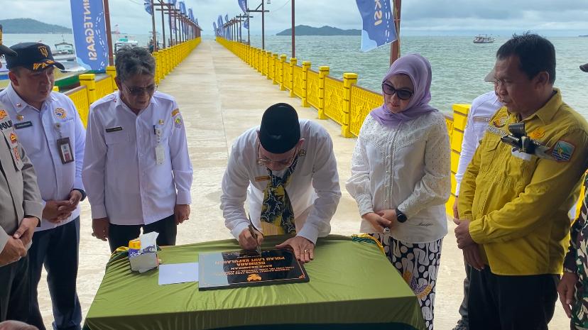 Bupati Kotabaru H Sayed Jafar saat meresmikan Dermaga Pulau Laut Kepulauan di Desa Teluk Lalak Utara Kecamatan Pulau Laut Kepulauan. Foto: Diskominfo Kotabaru