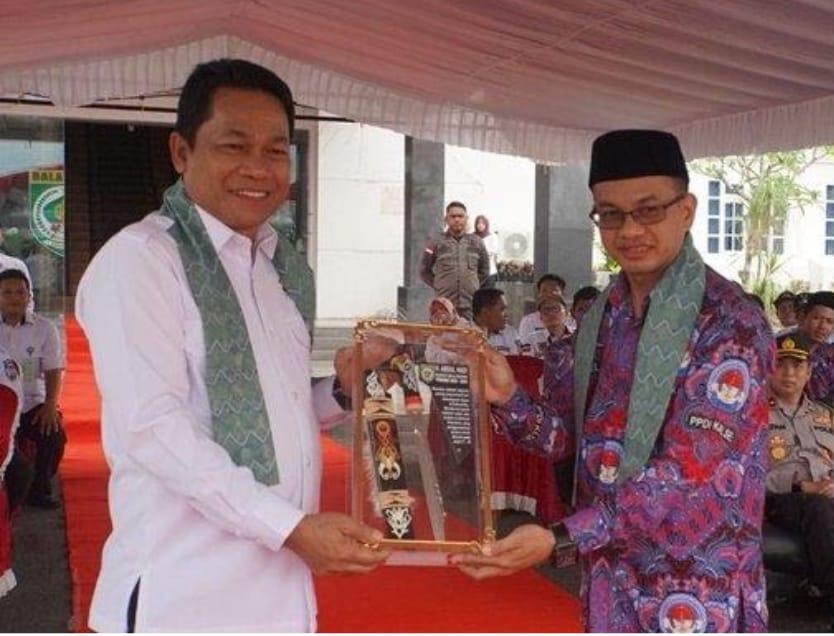 Bupati Balangan, Abdul Hadi ketika menerima sebuah cinderamata oleh PPID Kalsel, di peringatan Hari Desa Nasional pertama, yang berlangsung di Halaman Kantor Bupati Balangan, Kalsel, Rabu (22/1/2025). Foto: Istimewa