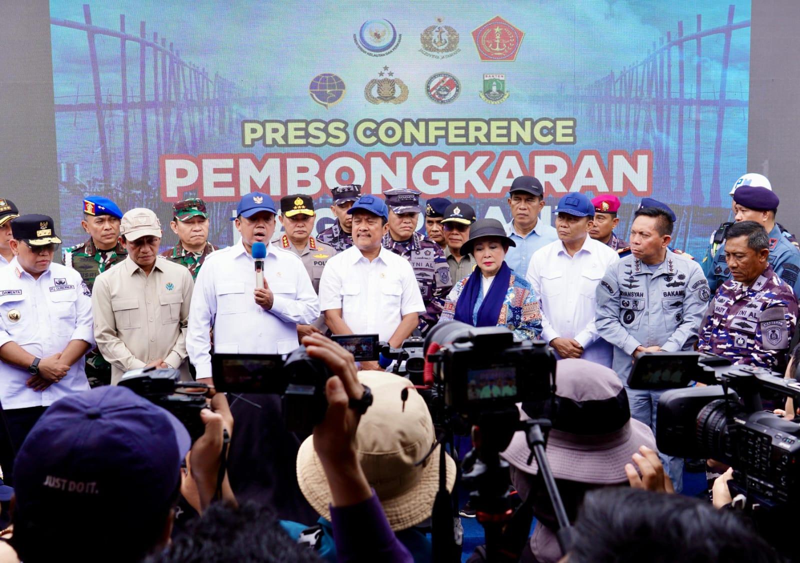 Menteri ATR/Kepala BPN, Nusron Wahid, seusai meninjau pencabutan pagar laut di Tanjung Pasir, Kabupaten Tangerang, Rabu (22/01/2025). Foto: Humas Kementerian ATR/BPN