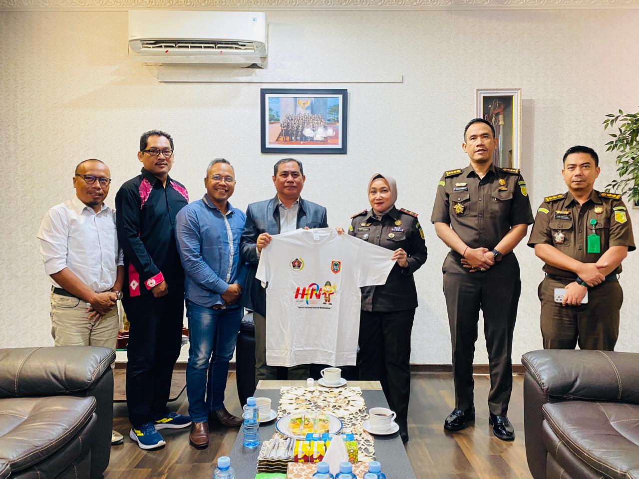 Kepala Kejaksaan Tinggi Kalimantan Selatan Rina Virawati dan jajaran berfoto bersama dengan Ketua PWI Provinsi Kalsel Zaenal Helmie dan pengurus lainnya.