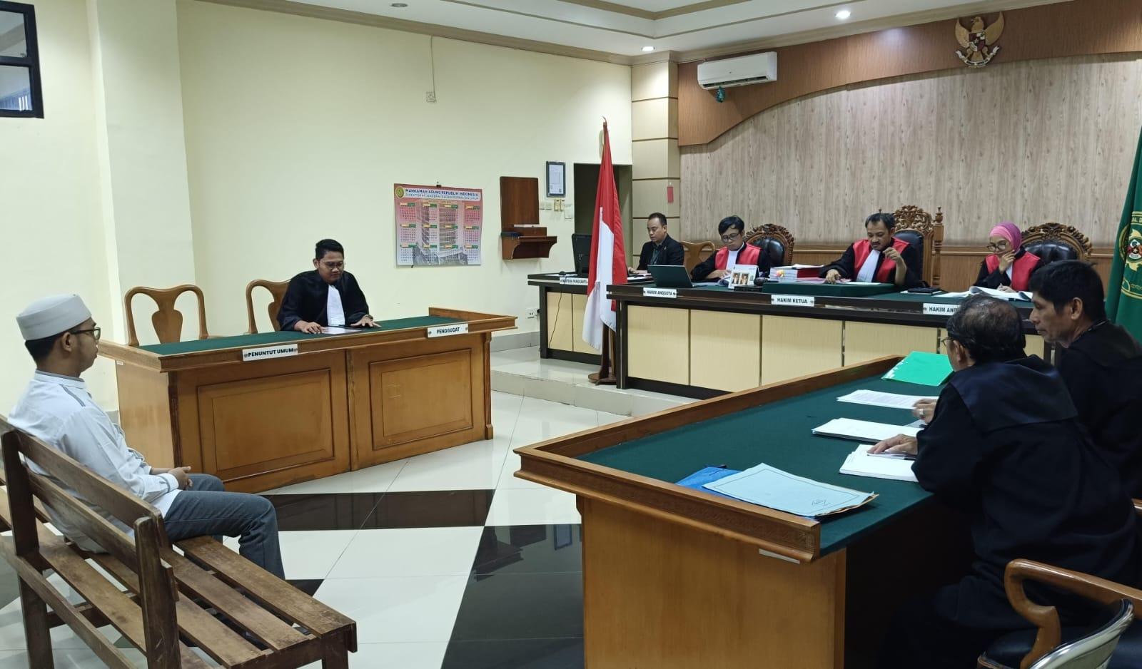 Muhammad Saidinno terdakwa program dana kader sosial di HST tahun 2022 saat mendengarkan dakwaan JPU pada sidang di Pengadilan Tipikor Banjarmasin. Foto: Istimewa