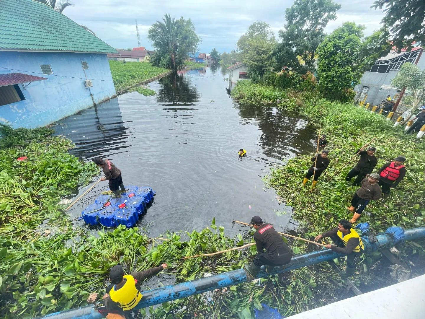 Jajaran kelurahan Pemurus Dalam lakukan pembersihan sungai pemurus, Kamis (23/1/2025). Foto: Bhabinkamtibmas Pemurus Dalam