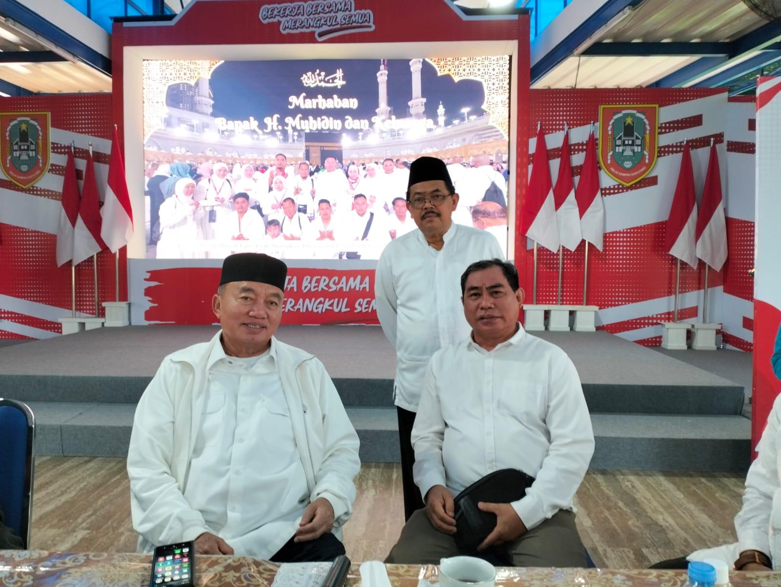 Ketua PWI Kalsel, Zainal Helmie, menyambut kedatangan Gubernur Kalsel H Muhidin di kediaman, Kamis (23/1) petang, sekaligus menyampaikan rencana kehadiran Presiden Prabowo pada puncak perayaan HPN tanggal 9 Februari.