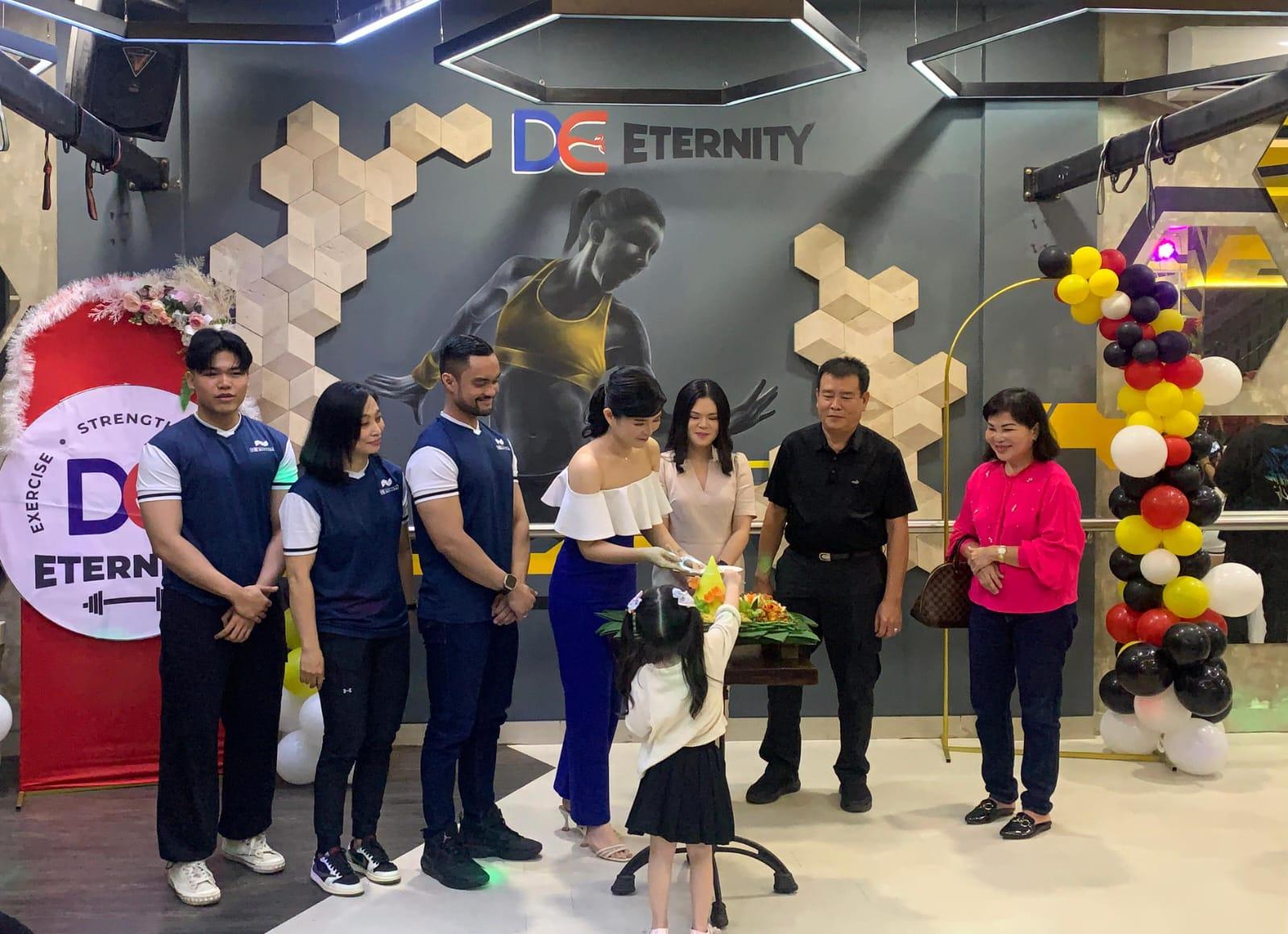 GYM DE Eternity resmi di launching, tepatnya di Jalan AES Nasution, Gadang, Banjarmasin. Sebagai gym lokal dengan konsep berolahraga secara abadi dengan alat dan fasilitas standar internasional. Foto: Ikhsan/lenterakalimantan.com