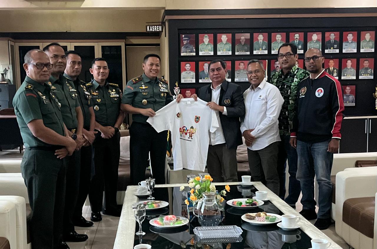 Komandan Korem 101/Antasari Brigadir Jenderal Ilham Yunus, bersama jajaran saat menerima audiensi Ketua PWI Kalsel, Zainal Helmie bersama rombongan. Foto: PWI Kalsel