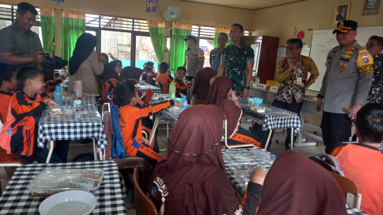 Dandim 1004 , Sekda Kotabaru ,forkopimda lainnya melaksanakan uji coba program MBG di SDN Semayap Kotabaru.
