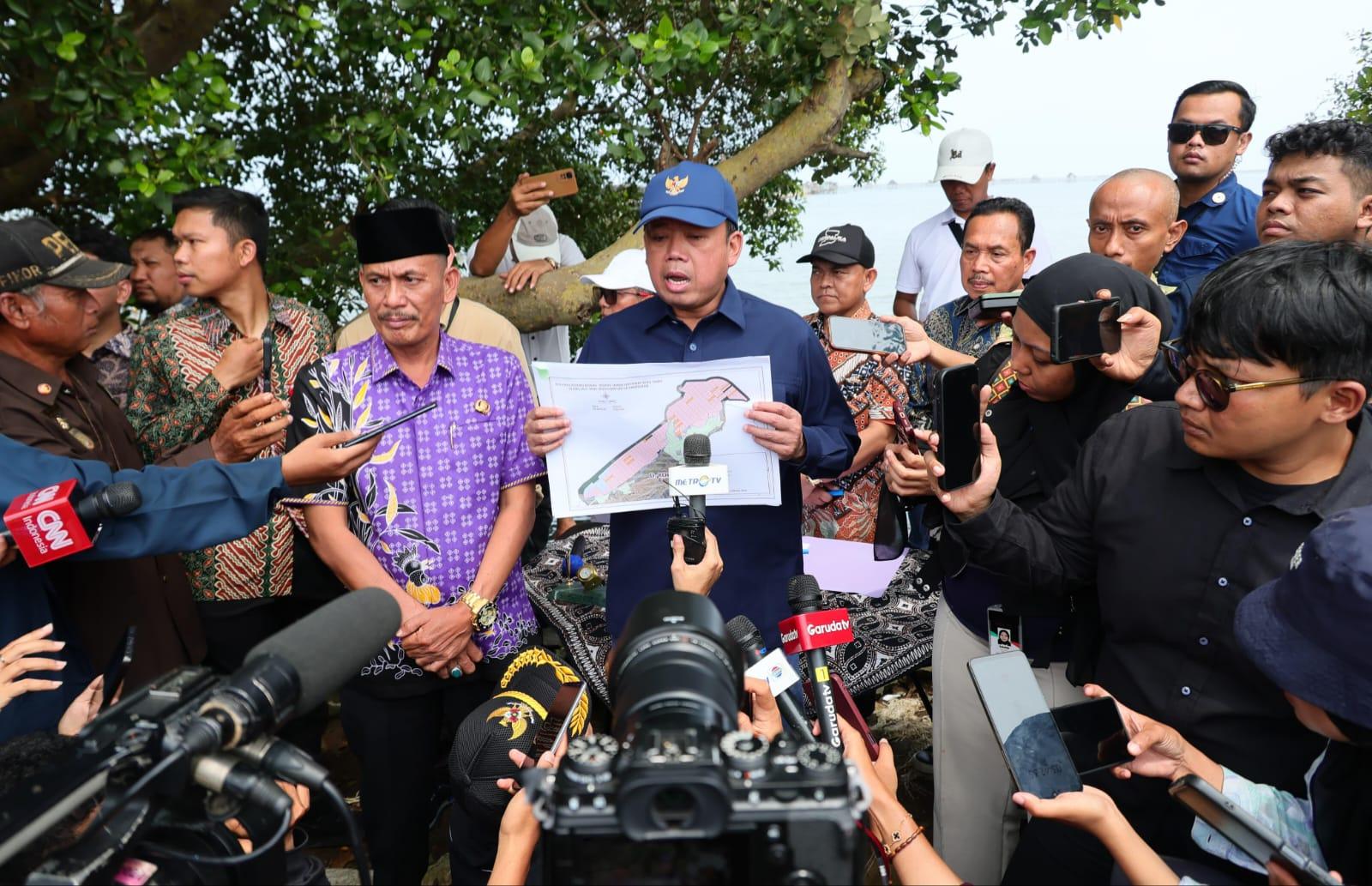 Menteri ATR/BPN, Nusron Wahid dihadapan awak media usai meninjau kondisi fisik matrial tanah di wilayah pagar laut Desa Kohod, Jum'at (24/1/2025). Foto: Humas Kementerian ATR/BPN