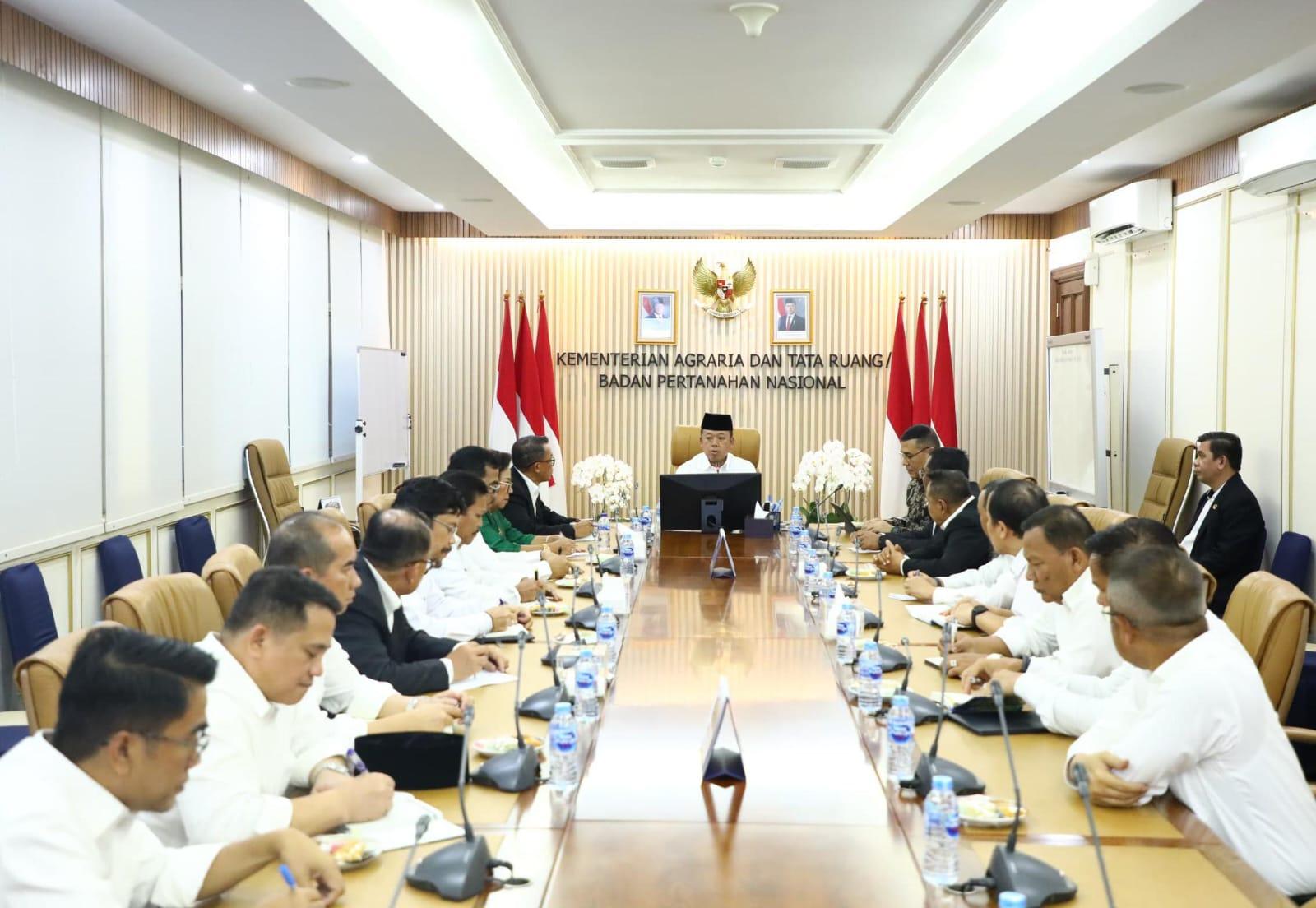 Menteri ATR/BPN, Nusron Wahid berikan arahan kepada kakanwil yang baru dilantik, Senin (20/1/2025). Foto: Humas Kementerian ATR/BPN