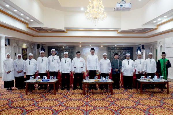 Bupati Banjar H Saidi Mansyur mengukuhkan Pengurus Lembaga Pengembangan Tilawatil Quran (LPTQ) periode 2023-2026, di Mahligai Sultan Adam Martapura, Selasa (28/1/2025) pagi. Foto: Pemkab Banjar