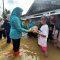 Ketua Tim Penggerak PKK Kabupaten Banjar Hj Nurgita Tiyas, didampingi sejumlah kepala SKPD dan rombongan mengunjungi dan memberikan bantuan bagi warga terdampak banjir di Kecamatan Gambut, Selasa (28/1/2025) siang. Foto: Pemkab Banjar