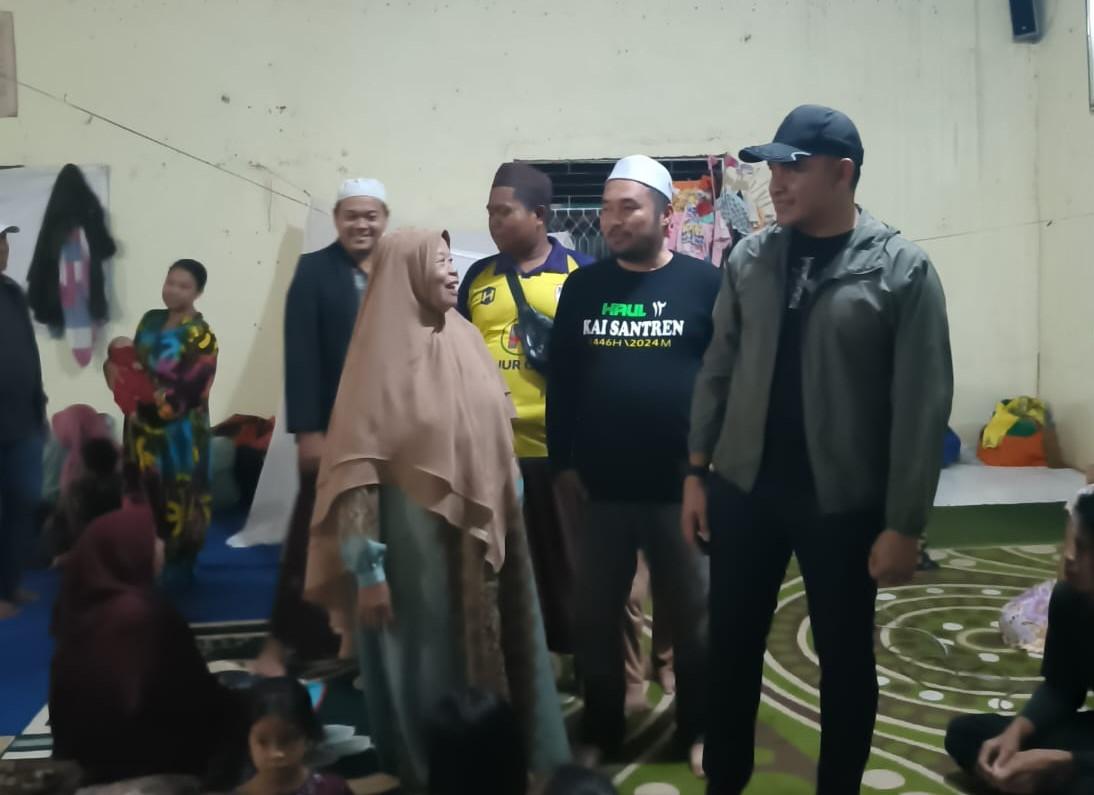 Di tengah guyuran hujan malam, bupati dan wakil bupati terpilih Tanah Laut (Tala), H Rahmat Trianto-H Muhammad Zazuli melanjutkan kunjungannya dengan mendatangi para pengungsi terdampak banjir di Posko Ubudiyah Peduli Bati-Bati, Selasa (28/1/2024) malam. Foto: Asep/lenterakalimantan.com