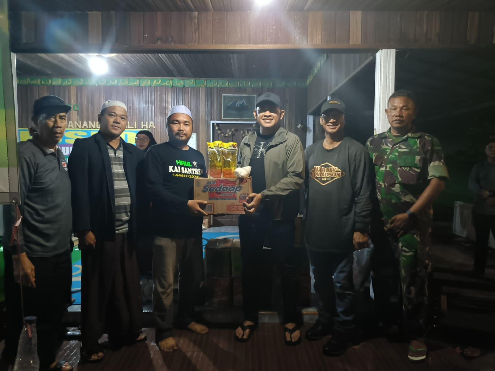 Bupati terpilih Tala, H. Rahmat Trianto serahkan bantuan di posko ubudiyah peduli.