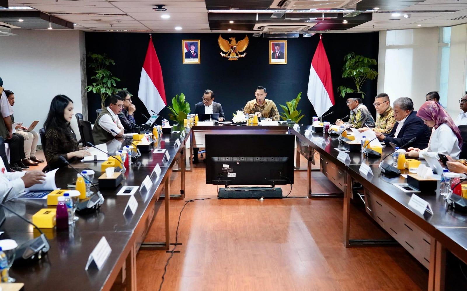 Wakil Menteri ATR/Wakil Kepala BPN, Ossy Dermawan dalam Rapat Koordinasi yang diadakan pada Selasa (14/01/2025) di Kantor Kementerian Koordinator Bidang Infrastruktur dan Pembangunan Kewilayahan.