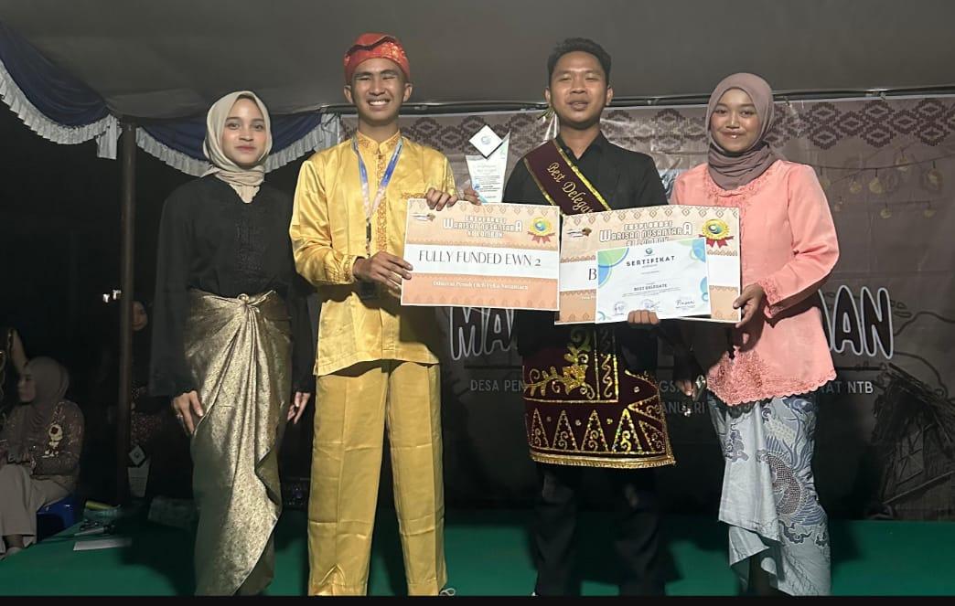 Pemuda asal Balangan, Kalsel, Haris Fadillah, tampak bersinar mengenakan pakaian berwarna kuning, ketika berhasil mengukir prestasi nasional, pada ajang Eksplorasi Warisan Nusantara Lombok, di Nusa Tenggara Barat (NTT), Rabu (29/1/2025) malam. Foto: MC Balangan