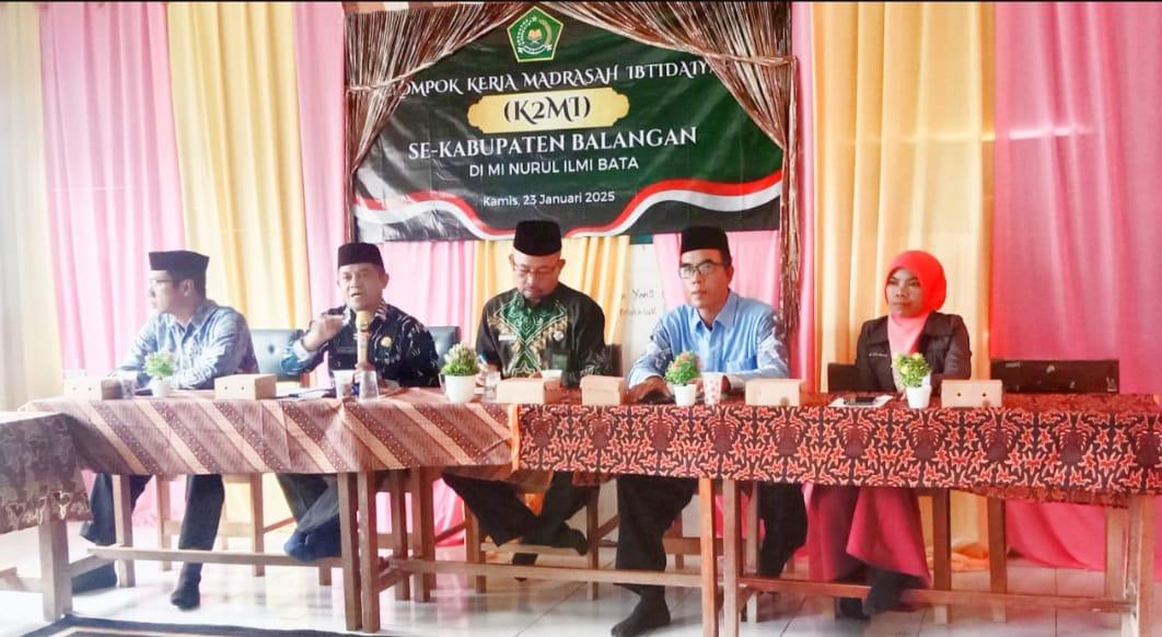 Jajaran Kankemenag Balangan, saat menggelar Rakor bersama Kelompok Kerja Madrasah Ibtidaiyah (KKMI) di MI Nurul Ilmi Bata, Paringin, Balangan. Foto: MC Balangan
